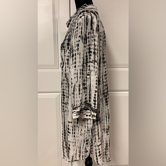 Torrid Black & White Button Down Blouse - Picture 2 of 7